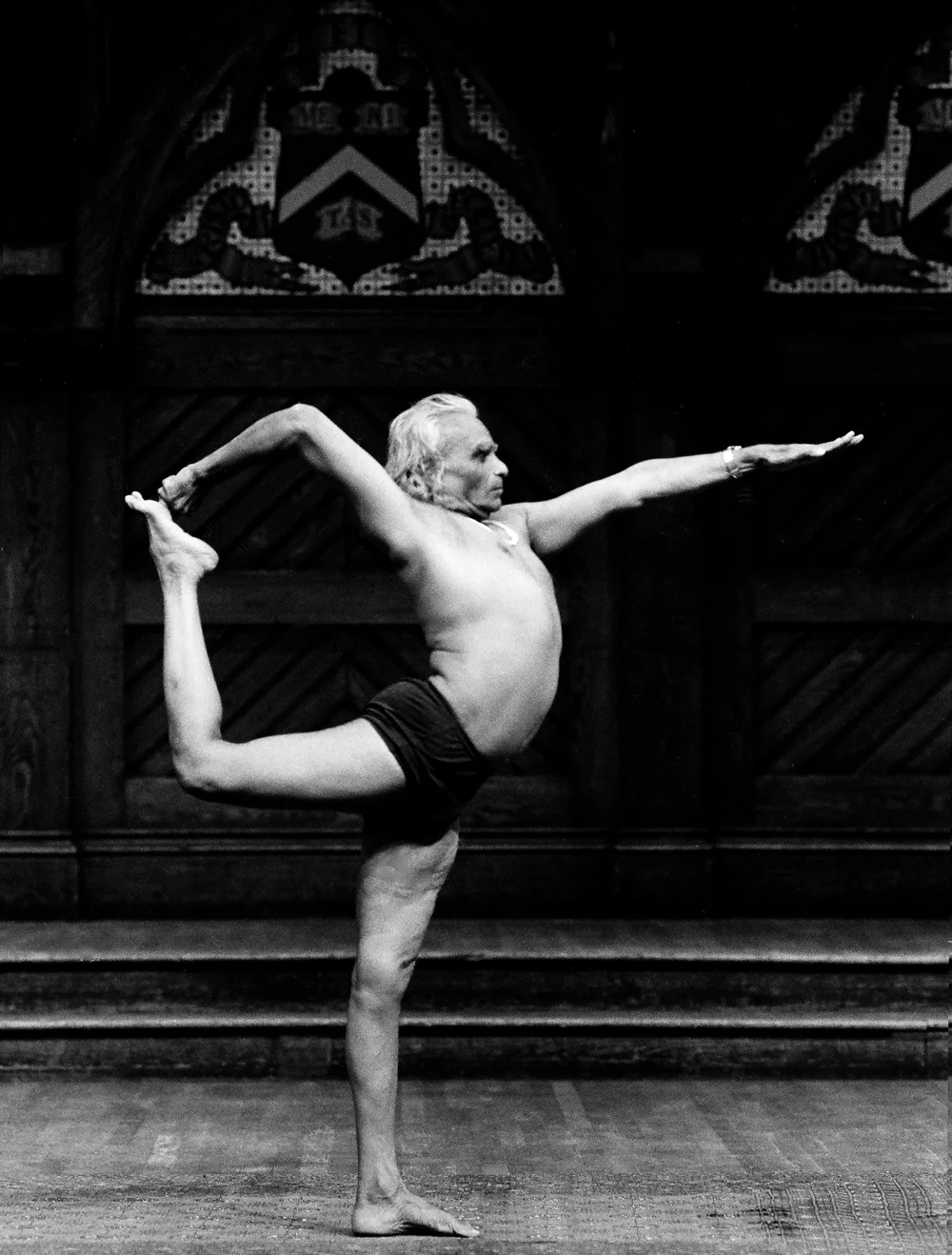 B.K.S. Iyengar en posture de yoga